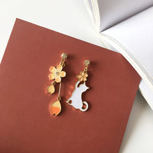 Load image into Gallery viewer, Luninana Clip-on Earrings - The Aesthetic Sakura White Cat YBY013
