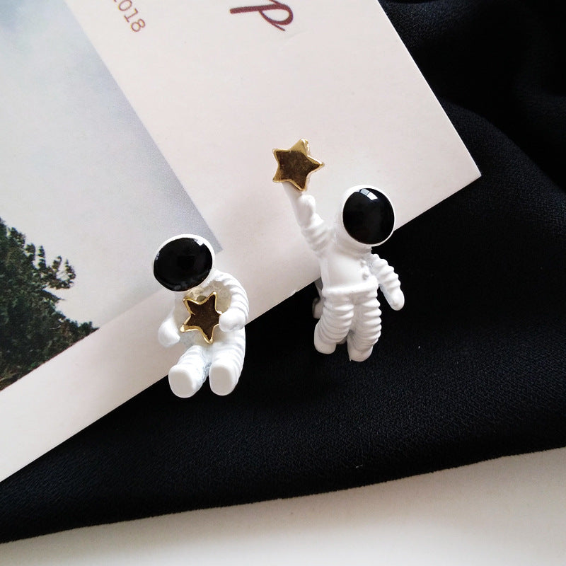 Luninana Earrings - Astronaut Catching Star Earrings YBY003