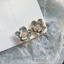 Load image into Gallery viewer, Luninana Clip-on Earrings - Vintage Blue Flower Earrings LL008