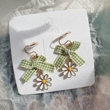 Load image into Gallery viewer, Luninana Clip-on Earrings -  Daisy Flower with Green Ribbon Earrings LL009