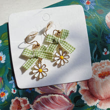 Load image into Gallery viewer, Luninana Clip-on Earrings -  Daisy Flower with Green Ribbon Earrings LL009