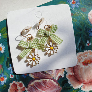 Luninana Clip-on Earrings -  Daisy Flower with Green Ribbon Earrings LL009