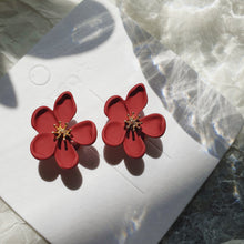 Load image into Gallery viewer, Luninana Clip-on Earrings -  Red Flower with Golden Pistil Earrings LL018