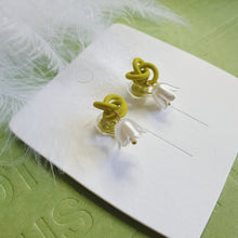 Load image into Gallery viewer, Luninana Clip-on Earrings -  White Bluebell with Light Green Knot Earrings LL021