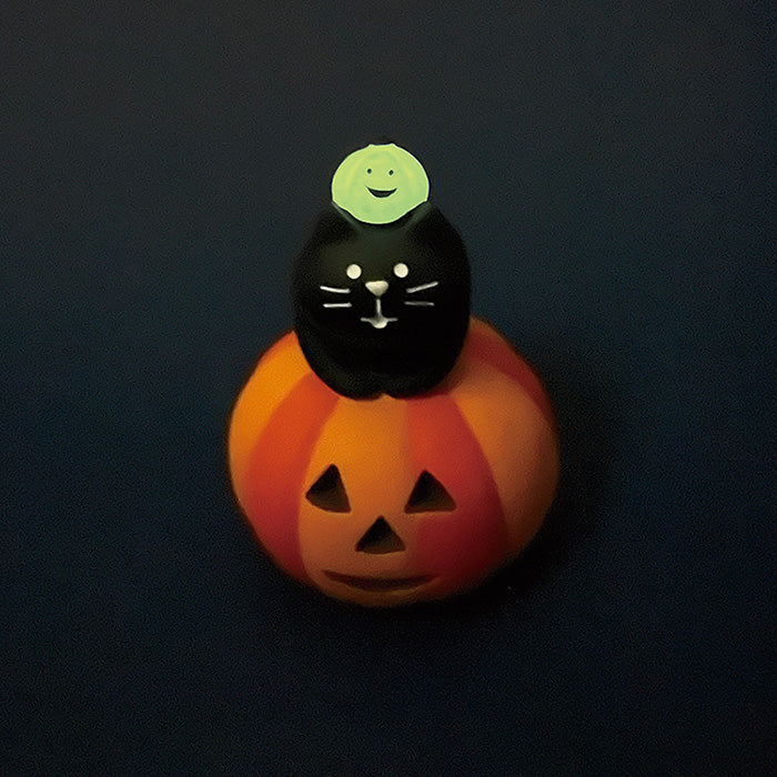 Decole Concombre Figurine - Halloween - Cat Relaxing With Pumpkin (Luminous)