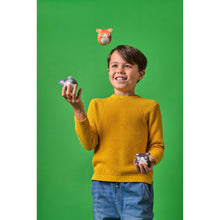 Load image into Gallery viewer, Kikkerland Kidoki Three Cats Juggling Balls Multi-Coloured 6.25x6.5cm
