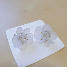 Load image into Gallery viewer, Luninana Clip-on Earrings - Moonlight Peony LL002
