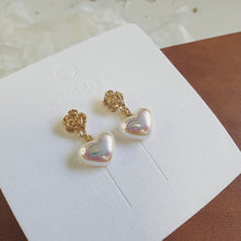 Load image into Gallery viewer, Luninana Earrings - Pearl Heart with Golden Flower Earrings YBY056
