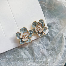 Load image into Gallery viewer, Luninana Clip-on Earrings -  Vintage Blue Flower Earrings LL008
