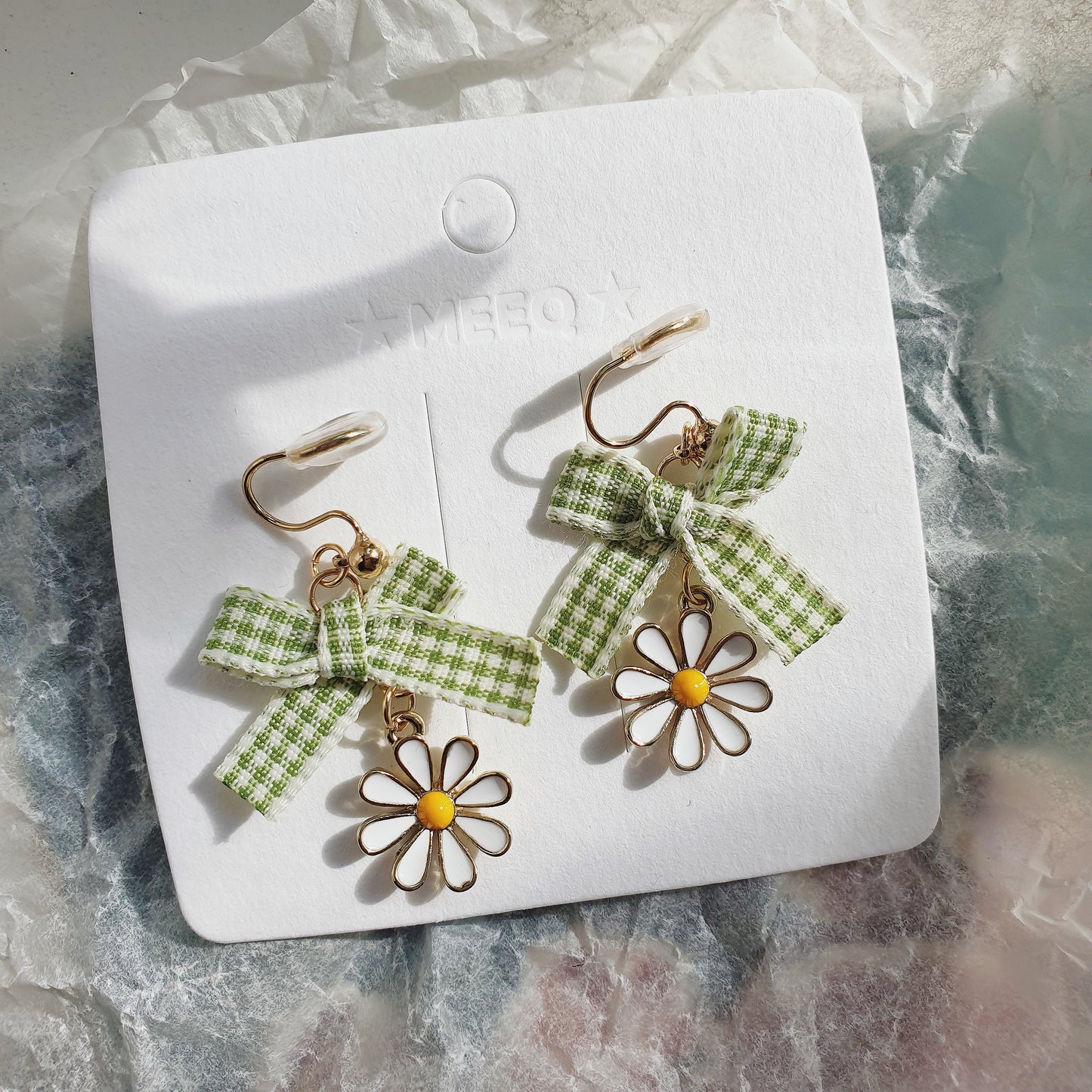 Luninana Clip-on Earrings -  Daisy Flower with Green Ribbon Earrings LL009