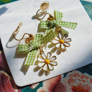 Luninana Clip-on Earrings -  Daisy Flower with Green Ribbon Earrings LL009