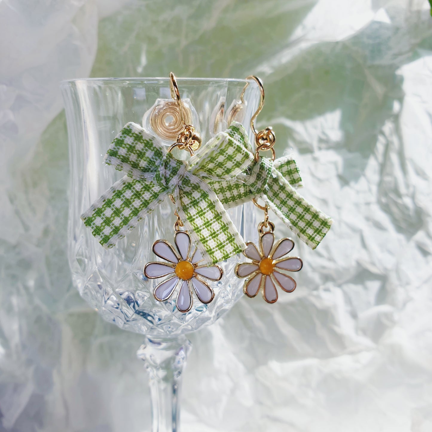 Luninana Clip-on Earrings -  Daisy Flower with Green Ribbon Earrings LL009