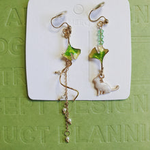 Load image into Gallery viewer, Luninana Clip-on Earrings - Marble White Kitten with Leaf Earrings LL027

